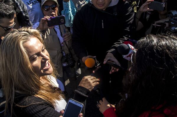 Durante una manifestación en glorieta de Cuauhtémoc, dos mujeres discuten sus posturas contrarias con respecto a la llegada de la caravana migrante - Sputnik Mundo