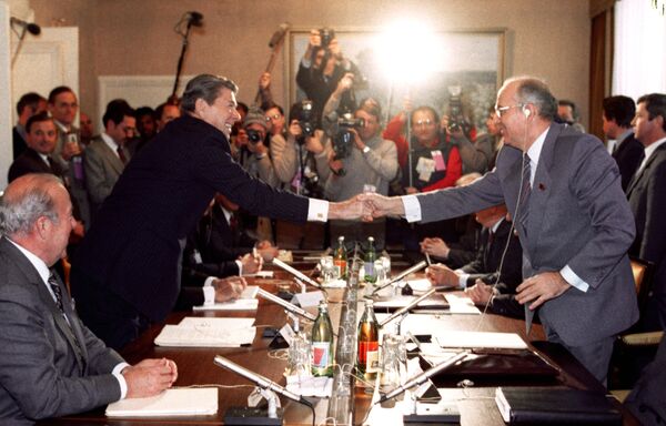 Reunión entre Gorbachov y Reagan en Ginebra (1985) Reunión entre Gorbachov y Reagan en Ginebra (1985) - Sputnik Mundo