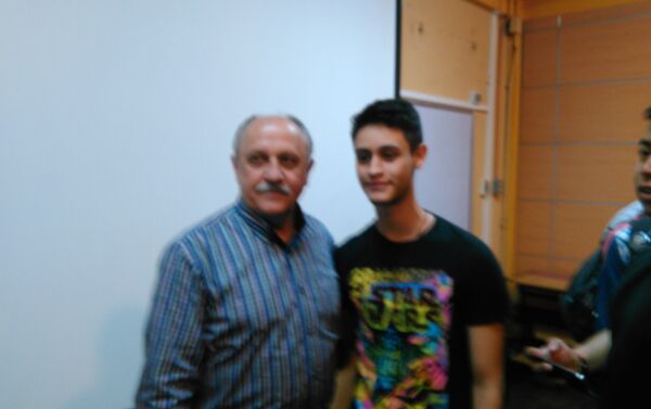 Estudiante de USAC feliz de posar junto al cosmonauta - Sputnik Mundo