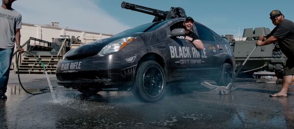 Un cañón Vulcan montado sobre un Toyota Prius - Sputnik Mundo