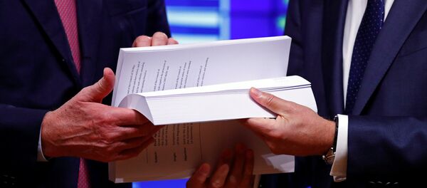 El negociador jefe de la UE sobre el Brexit, Michel Barnier, y el presidente del Consejo Europeo, Donald Tusk, sostinen el borrador del acuerdo del Brexit - Sputnik Mundo