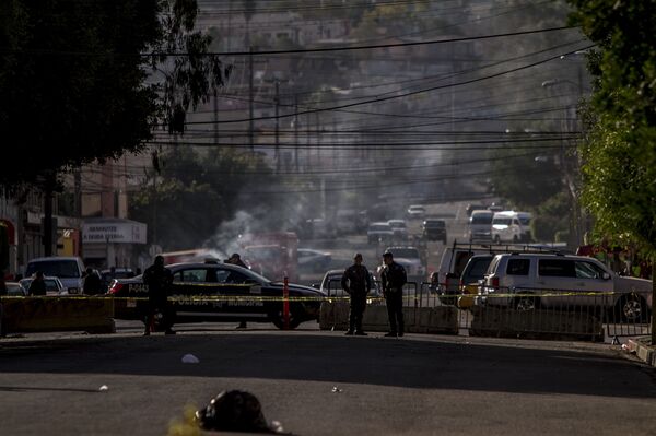 Elementos de la Policía hacen revisiones ilegales a los migrantes que se hospedan en el Deportivo Benito Juárez - Sputnik Mundo