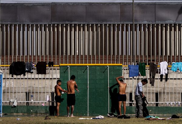 Personas se bañan en el deportivo Benito Juárez - Sputnik Mundo