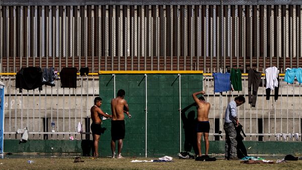 Personas se bañan en el deportivo Benito Juárez - Sputnik Mundo