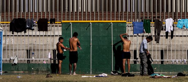 Personas se bañan en el deportivo Benito Juárez - Sputnik Mundo