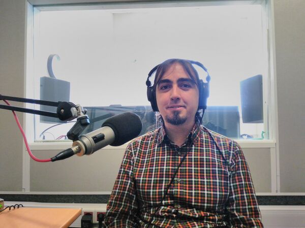 Roger Vila en los estudios de Radio Sputnik Roger Vila en los estudios de Radio Sputnik - Sputnik Mundo