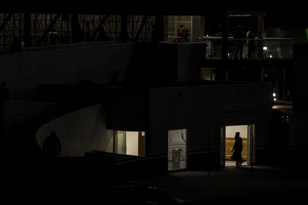 Cruce peatonal de la garita de San Ysidro tras haber sido reforzada con barricadas colocadas por el Ejército estadounidense - Sputnik Mundo