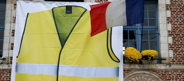 Un chaleco amarillo junto a la bandera de Francia - Sputnik Mundo