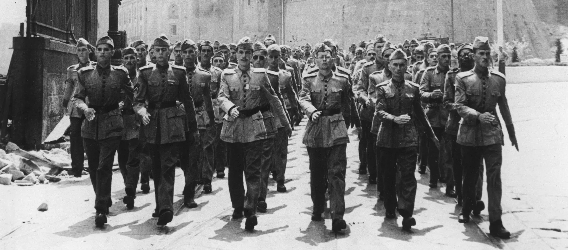 Soldados de la Fuerza Expedicionaria Brasileña (FEB) marchan a través del puerto de Nápoles, en julio de 1944 Soldados de la Fuerza Expedicionaria Brasileña (FEB) marchan a través del puerto de Nápoles, en julio de 1944 - Sputnik Mundo, 1920, 08.05.2020