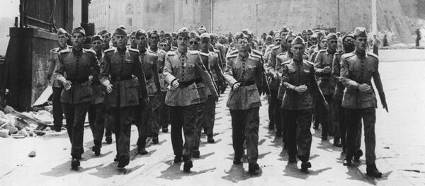 Soldados de la Fuerza Expedicionaria Brasileña (FEB) marchan a través del puerto de Nápoles, en julio de 1944 Soldados de la Fuerza Expedicionaria Brasileña (FEB) marchan a través del puerto de Nápoles, en julio de 1944 - Sputnik Mundo