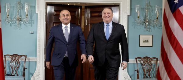 El secretario de Estado de EEUU, Mike Pompeo con su homólogo de Turquía, Mevlut Cavusoglu El secretario de Estado de EEUU, Mike Pompeo con su homólogo de Turquía, Mevlut Cavusoglu - Sputnik Mundo