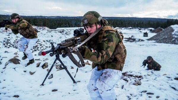 Soldados de la OTAN con chaquetas de verano y pantalones de invierno durante las maniobras maniobras Trident Juncture 2018 en Noruega - Sputnik Mundo