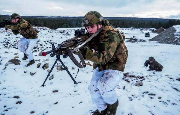 Soldados de la OTAN con chaquetas de verano y pantalones de invierno durante las maniobras maniobras Trident Juncture 2018 en Noruega - Sputnik Mundo