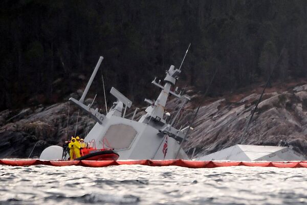 La fragata noruega Helge Ingstad hundida en un accidente durante las maniobras de la OTAN Trident Juncture 2018, Noruega, 13 de noviembre de 2018 - Sputnik Mundo