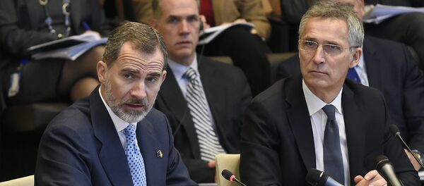 El rey Felipe VI de España y el secretario general de la OTAN, Jens Stoltenberg - Sputnik Mundo