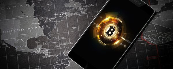 Un móvil con la imagen del logo de bitcoin - Sputnik Mundo