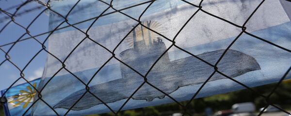Una bandera de Argentina con una imagen del submarino ARA San Juan - Sputnik Mundo