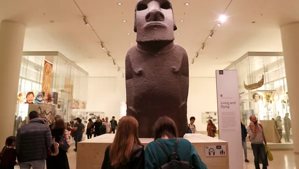 Hoa Hakananai'a, el moái del pueblo rapa nui robado de la isla de Pascua y expuesto en el Museo Británico de Londres - Sputnik Mundo