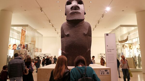 Hoa Hakananai'a, el moái del pueblo rapa nui robado de la isla de Pascua y expuesto en el Museo Británico de Londres Hoa Hakananai'a, el moái del pueblo rapa nui robado de la isla de Pascua y expuesto en el Museo Británico de Londres - Sputnik Mundo