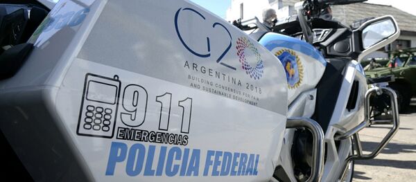 Moto de la Policía Federal argentina con el logo del G20 - Sputnik Mundo