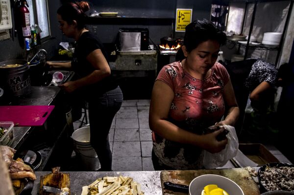 Cocineras de Honduras 504 preparan un pollo chuco, platillo típico en el país centroamericano - Sputnik Mundo