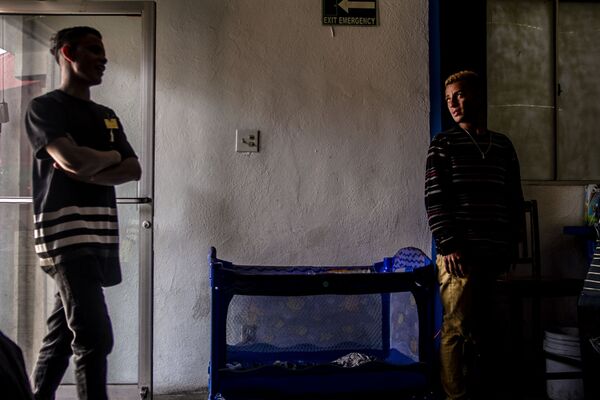 Dos jóvenes del éxodo hondureño trabajan en el restaurante “Honduras 504” - Sputnik Mundo