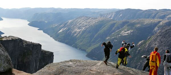 Unos saltadores de base, foto archivo Unos saltadores de base, foto archivo - Sputnik Mundo