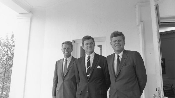 John F. Kennedy junto a sus hermanos John F. Kennedy junto a sus hermanos - Sputnik Mundo
