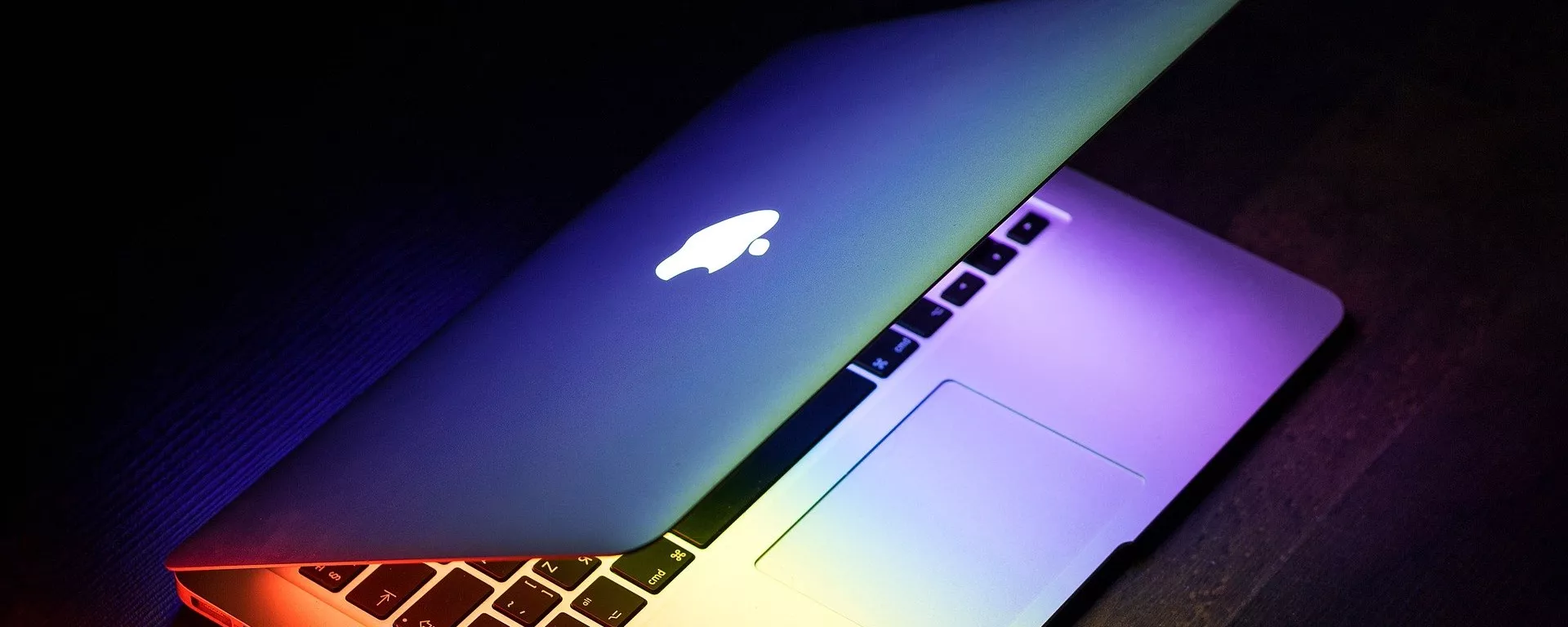 Un portátil con el logo de Apple Un portátil con el logo de Apple - Sputnik Mundo, 1920, 28.05.2021