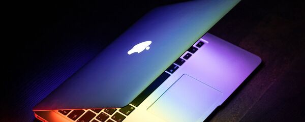 Un portátil con el logo de Apple - Sputnik Mundo