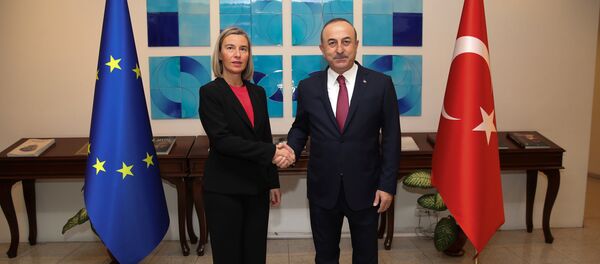 La jefa de la diplomacia de la UE, Federica Mogherini, y el canciller turco, Mevlut Cavusoglu - Sputnik Mundo