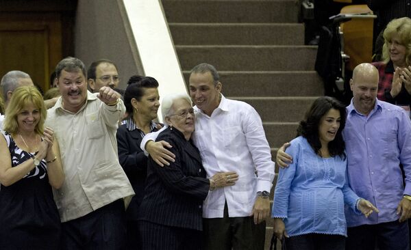 Miembros de los cinco héroes cubanos junto a sus familiares - Sputnik Mundo