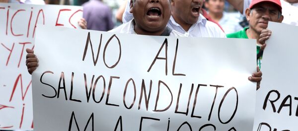 Protestas en Perú contra el asilo al expresidente de Perú, Alan García - Sputnik Mundo