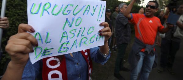 Protestas en Perú contra el asilo al expresidente de Perú, Alan García - Sputnik Mundo