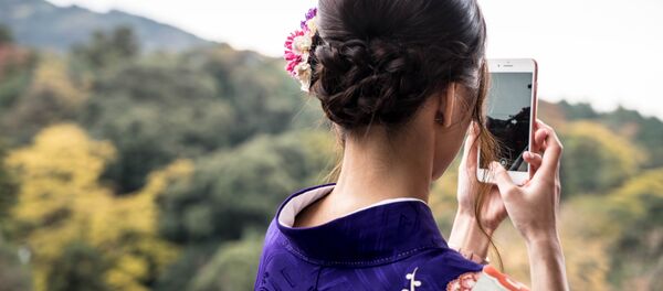 Una joven con un iPhone - Sputnik Mundo