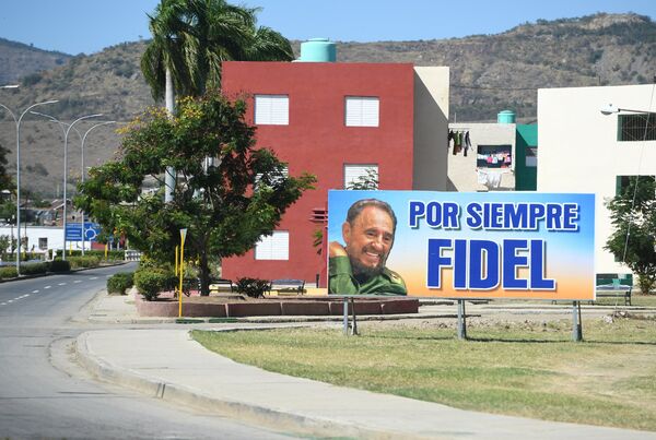 Un cartel en apoyo a Fidel Castro en Santiago de Cuba - Sputnik Mundo