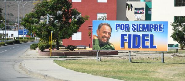 Un cartel en apoyo a Fidel Castro en Santiago de Cuba - Sputnik Mundo