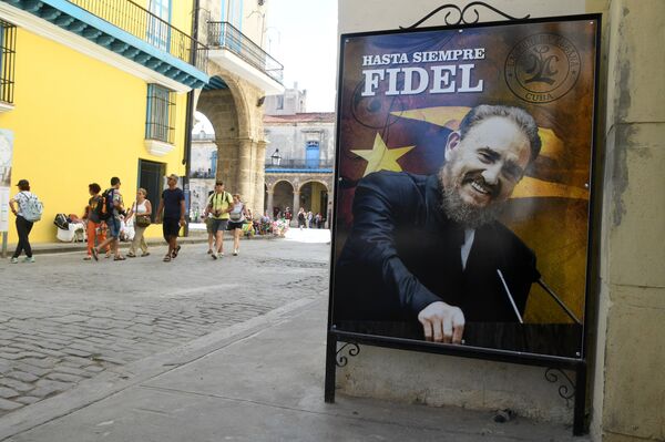 Cartel en memoria de Fidel Castro en La Habana - Sputnik Mundo