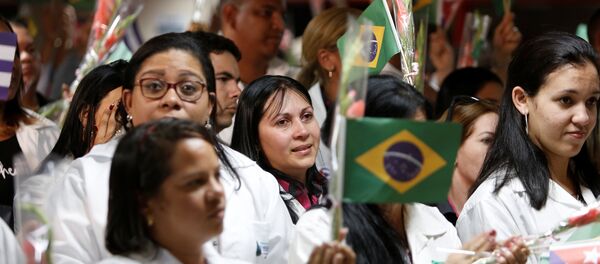 Los médicos cubanos con las banderas de Brasil Los médicos cubanos con las banderas de Brasil - Sputnik Mundo