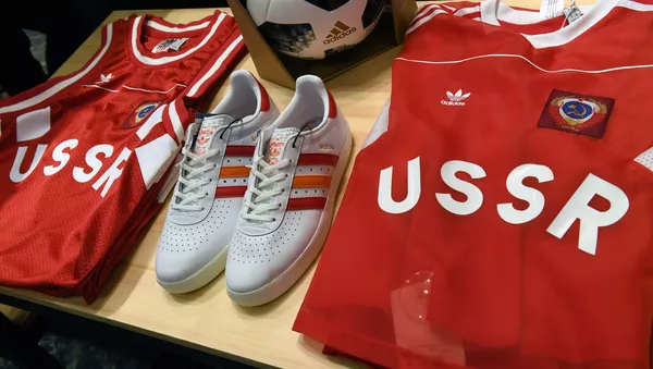 Ropa deportiva con símbolos de la URSS de Adidas