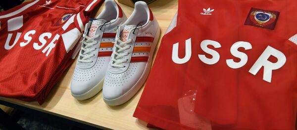 Ropa deportiva con símbolos de la URSS de Adidas - Sputnik Mundo