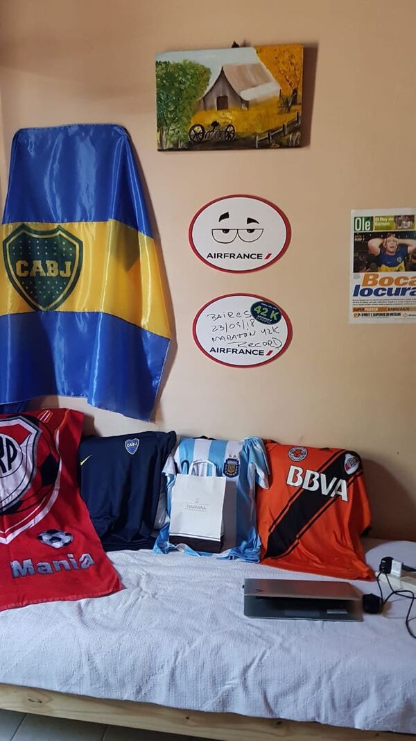 Pero el gallibosti también tiene banderas y camisetas de Boca - Sputnik Mundo