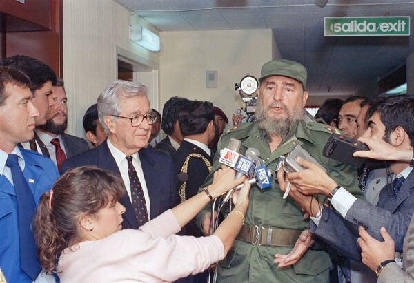 Fidel Castro en Colombia junto al presidente Virgilio Barco - Sputnik Mundo