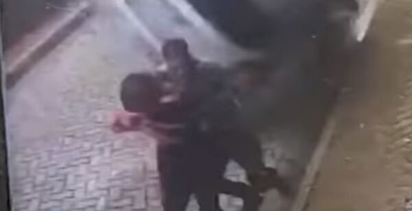 Un hombre salva a su pareja de ser arrollada por un auto volador - Sputnik Mundo