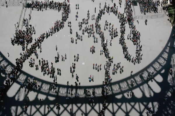 Turistas hacen fila para subir a la Torre Eiffel en París - Sputnik Mundo