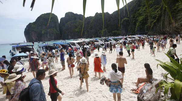 La playa tailandesa Maya Bay antes de su cierre para el turismo - Sputnik Mundo