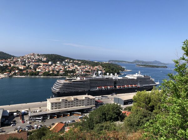 Buque de crucero atracado en la ciudad de Dubrovnik - Sputnik Mundo