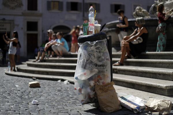 Turistas sentados en las escaleras de la fuente Giacomo Della Porta del siglo XVI - Sputnik Mundo