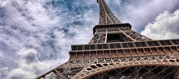 La Torres de Eiffel en París (Francia) - Sputnik Mundo