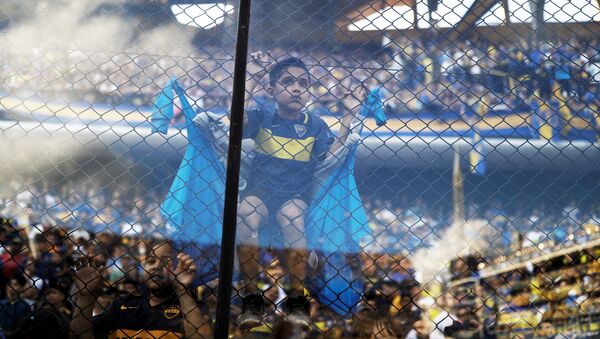 Un joven hincha de Boca Juniors en el partido entre su equipo y River Plate en la final de la Copa Libertadores de América - Sputnik Mundo